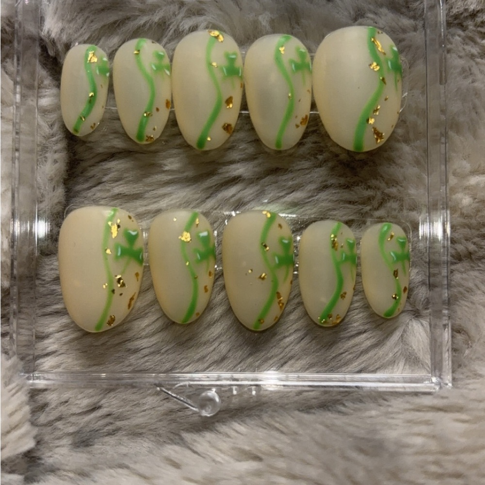 Elegant Green and Gold St Patrick’s Day Nail Set